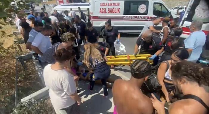 Aydında turistleri taşıyan minibüs devrildi: 7 yaralı