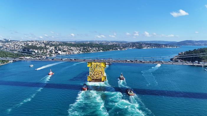 Romanyaya giden 350 metrelik sondaj platform iskelesi İstanbul Boğazından geçti