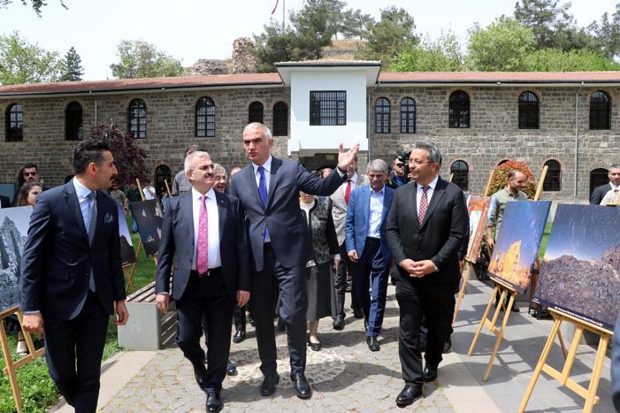 Bakan Ersoy, Zerzevan Kalesinde çıkarılan eserlerin açılışına katıldı