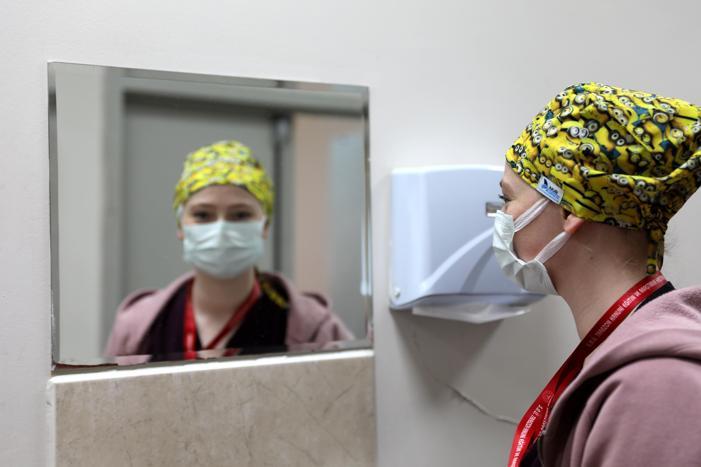 Salgınla mücadelenin simgesi Seher hemşire: Maske kalktı ama izi ve hatıraları bizimle