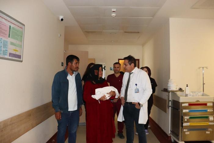 15 yıl sonra çocuk sahibi olan çift, bebeklerine doktorunun ismini verdi