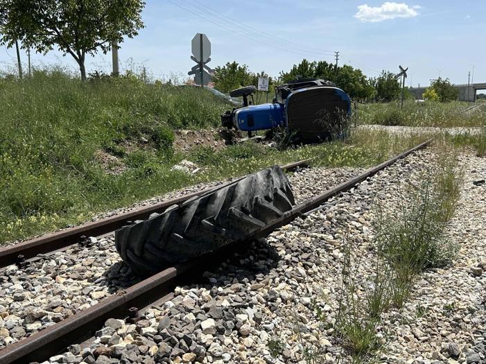 Hemzemin geçitte trenin çarptığı traktörün sürücüsü yaralandı