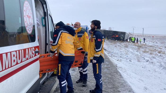 Konyada tur otobüsü devrildi: 6 ölü, 41 yaralı