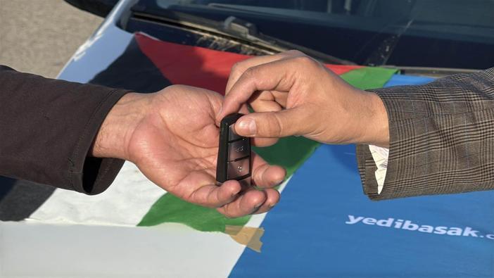 Otomobilini Gazze için bağışladı