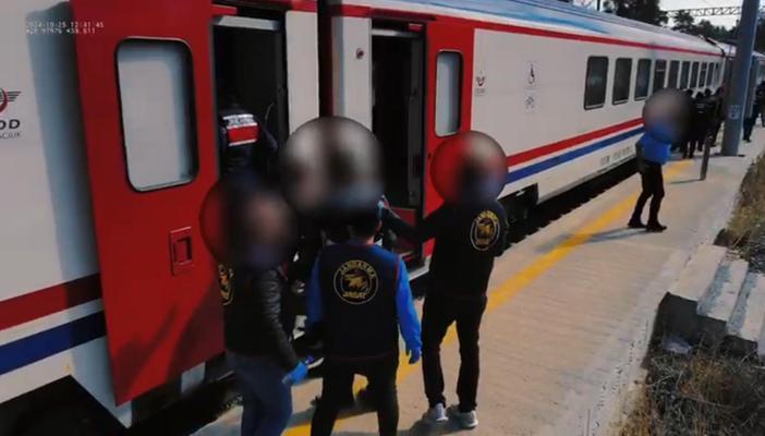 Bursa’da cayrokopterli operasyon; keneviri çamaşırlığa asıp kurutmuşlar