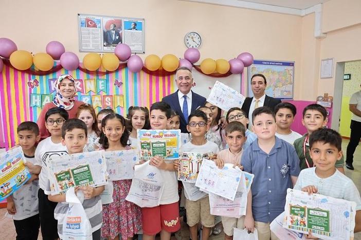 Sultangazi Belediye Başkanı Abdurrahman Dursun öğrencilerin karne heyecanına ortak oldu