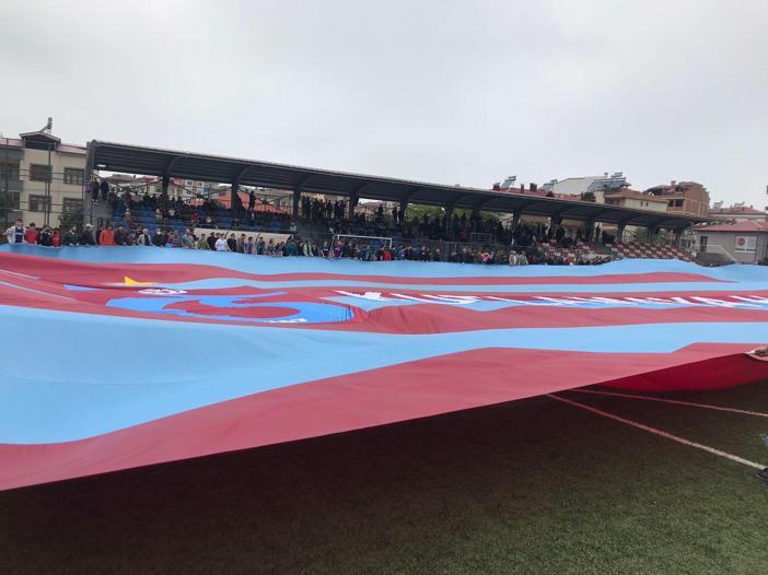 Trabzonda dev bayrakla yürüyüş