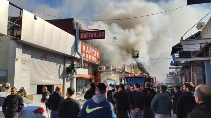Zeytinburnunda yapı malzemeleri satan iş yerindeki yangın söndürüldü