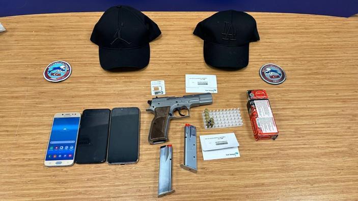 Kağıthane’de otomobile silahlı saldırı kamerada: Saldırganların 30 suç kaydı çıktı