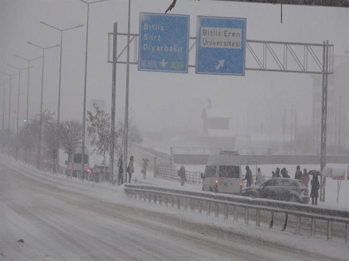 Yurtta kar yağışı; bazı yerleşim yerleri ulaşıma kapandı