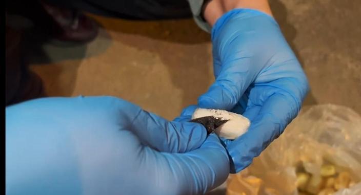 Yabancı uyruklu 2 kişinin mide ve bağırsaklarından uyuşturucu çıktı