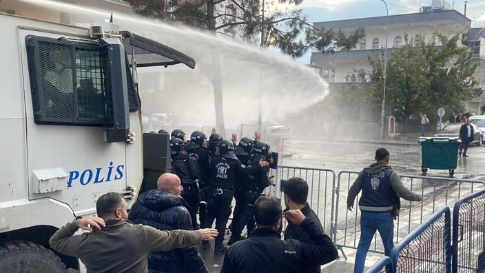 Halfetide güvenlik güçlerine taş atan 8 şüpheli gözaltında