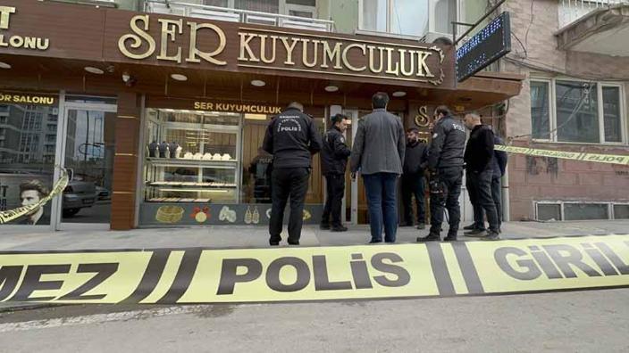 Dükkanına girdiği kuyumcunun çığlıkla panik butonuna bastığını görüp kaçtı