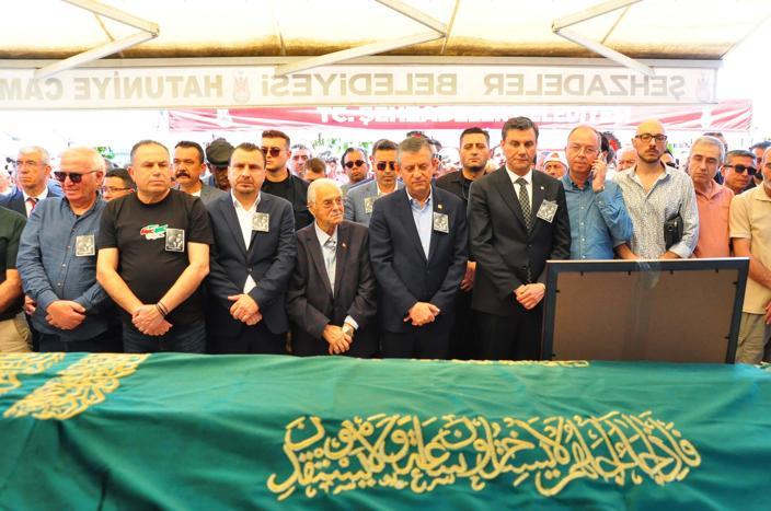 CHP lideri Özgür Özel, cenazeye katıldı