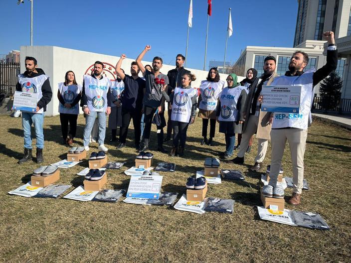 HEP-SEN, sağlık çalışanlarına yapılan giyim yardımını protesto etti