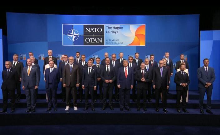 Cumhurbaşkanı Erdoğan, NATO Devlet ve Hükümet Başkanları Zirvesi’nde aile fotoğrafı çekimine katıldı