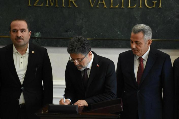 Bakan Yumaklı, İzmirde