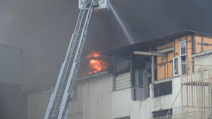 Bağcılarda iş merkezinde çıkan yangın söndürüldü