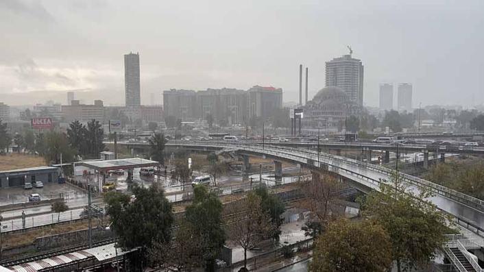 İzmirde sağanak etkili oldu