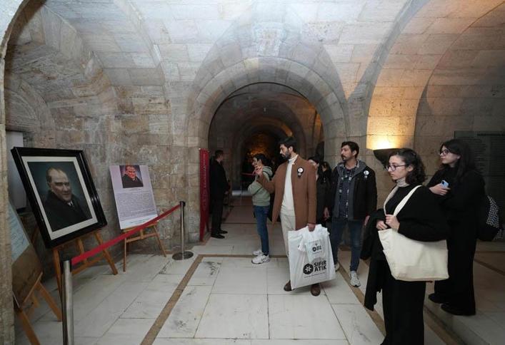 MEB: Tarihi Atatürk portresi, Anıtkabirde yoğun ilgi gördü