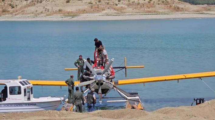 Kırıma uğrayan yangın söndürme uçağı gölden çıkarıldı