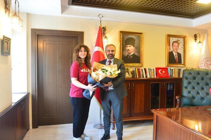 Market sahibini bulamayınca aldıklarının ücretini tezgaha bıraktı