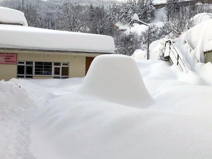 Kastamonuda araçlar, karda kayboldu