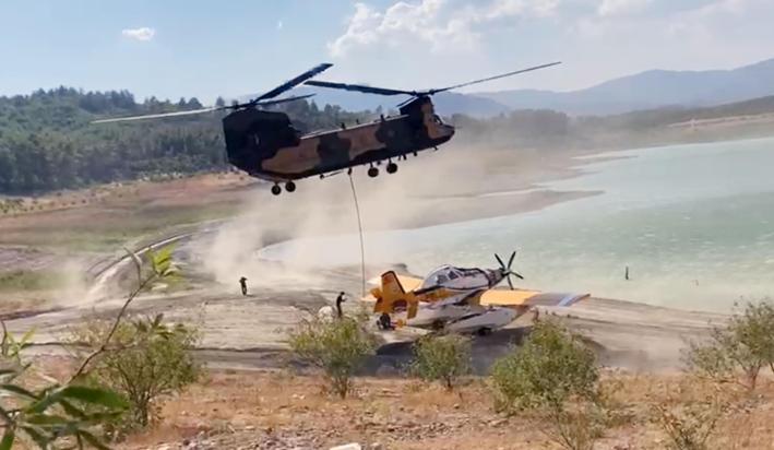 Kırıma uğrayan yangın söndürme uçağı gölden çıkarıldı