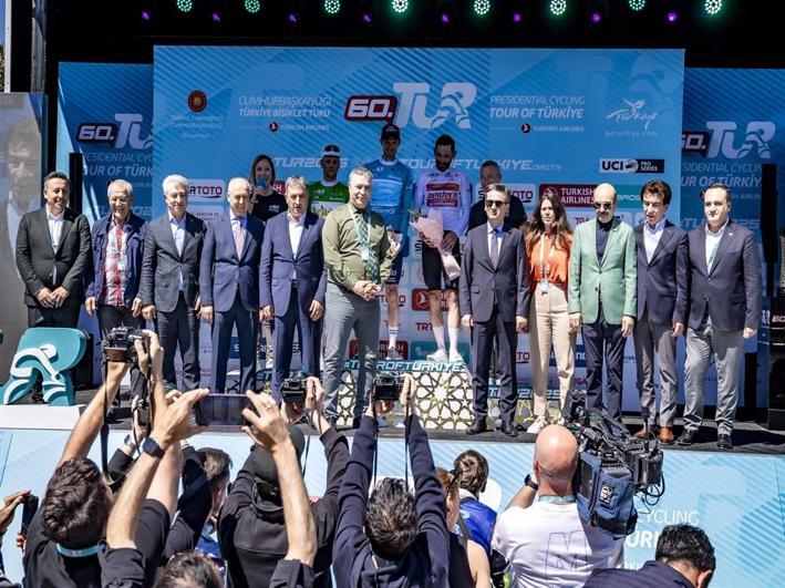 TURun Selçuk-Çeşme etabını Elia Viviani kazandı