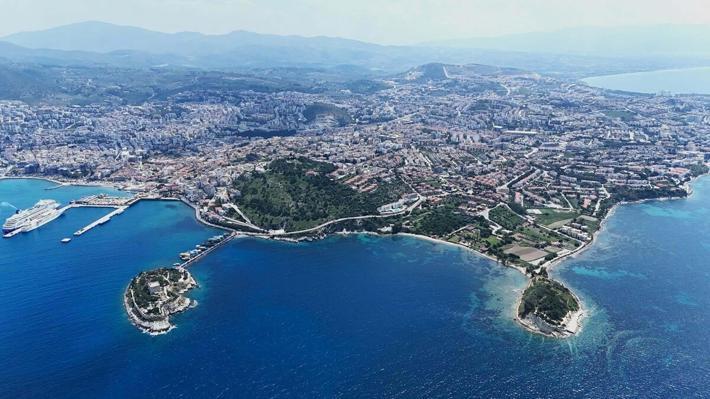 Kuşadası’nda deniz suyu çekildi; Roma dönemine ait mermer kaide ortaya çıktı