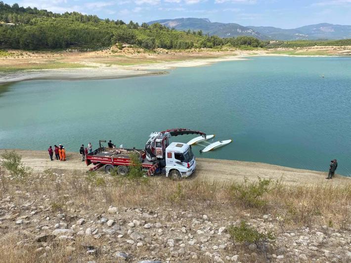 Kırıma uğrayan yangın söndürme uçağı gölden çıkarıldı
