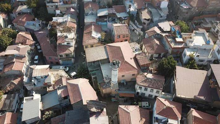 İzmirdeki 4.9luk depremde 1 kişi öldü, minare hasar gördü, 20ye yakın binada çatlak var