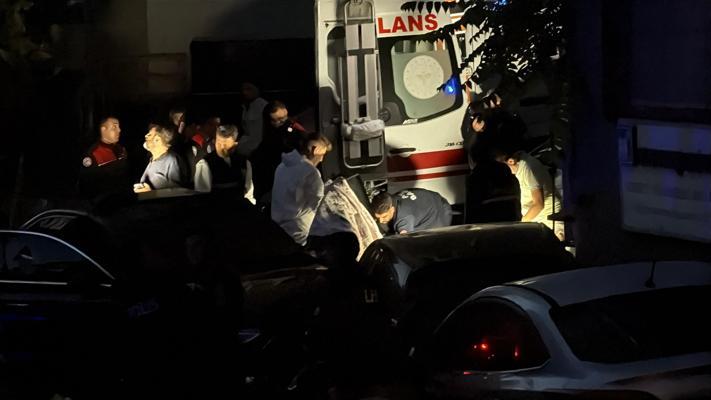 Kağıthane’de otomobile silahlı saldırı kamerada: Saldırganların 30 suç kaydı çıktı