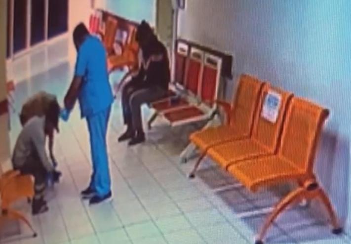 Hastanenin acil girişine çamurlu ayakkabılarını çıkararak girdiler