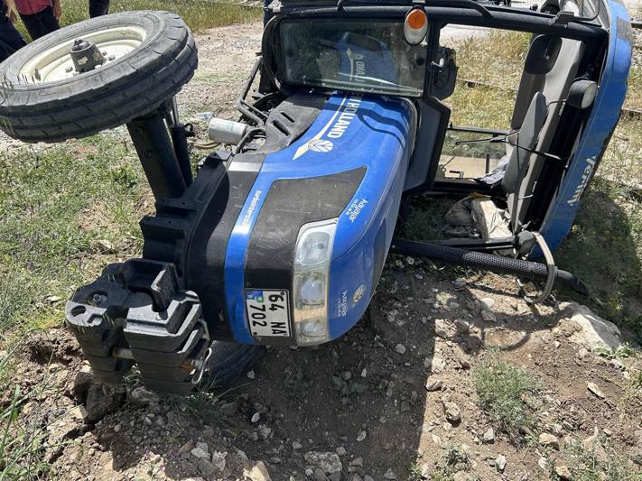 Hemzemin geçitte trenin çarptığı traktörün sürücüsü yaralandı