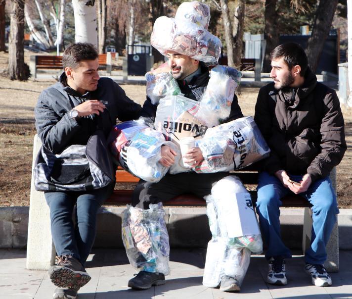 Doğaya vereceği yükü, tasarladığı çöp elbiseyle sırtında taşıdı