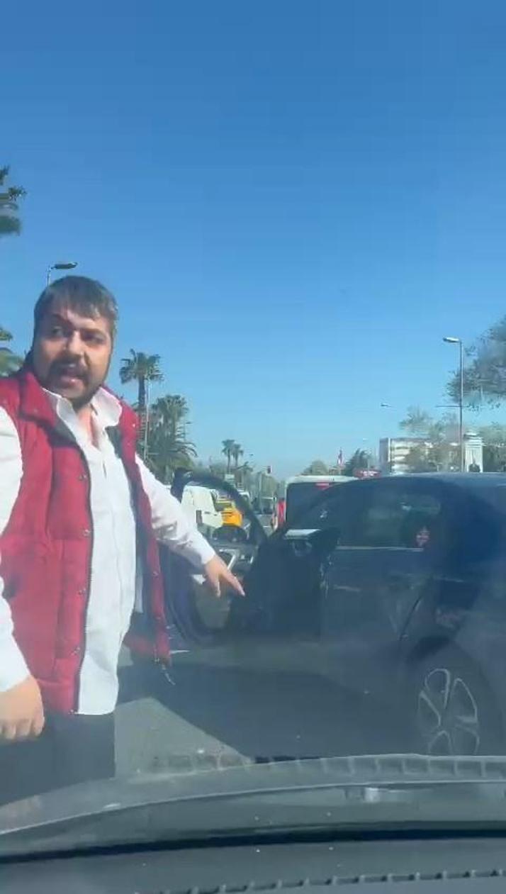 Fatihte yol verme tartışmasında otomobilin aynası ve camını kıran maganda tutuklandı