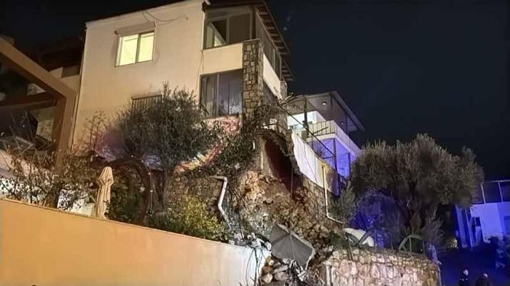 Bodrumda sağanak; evin istinat duvarı çöktü, yollar göle döndü