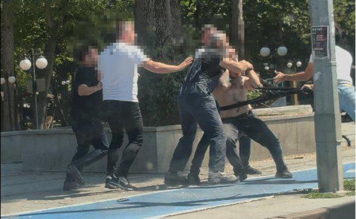 Tartıştıkları kişiyi döven 4 kişi gözaltına alındı; olay kamerada