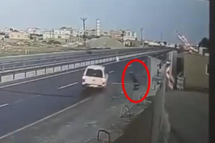 Yola kapan atan polise otomobiliyle çarpan kaçakçılık şüphelisi ile 2 iş birlikçisi tutuklandı