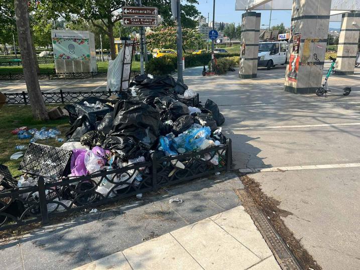 İzmirde grevin 6ncı gününde Konakta çöpler birikti