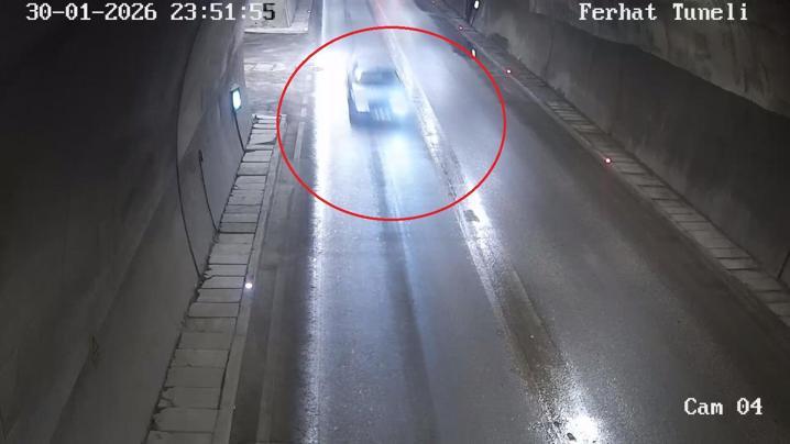 Otomobil tünel çıkışı Valilik binasının duvarına çarptı