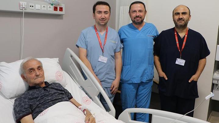 Şehit babasına kapalı yöntemle kalp kapağı değişim