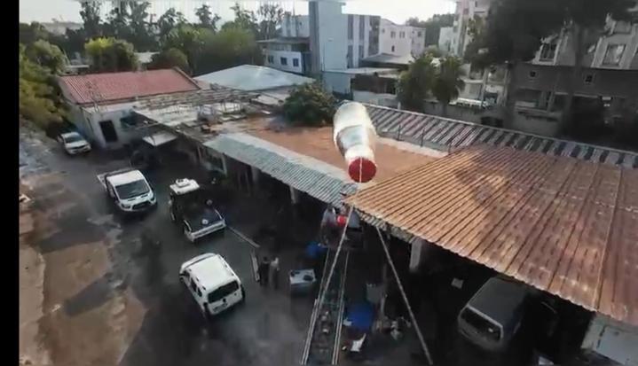 Patrondan çatıda güneş altında çalışan işçilere dronla soğuk içecek servisi