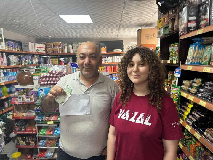 Market sahibini bulamayınca aldıklarının ücretini tezgaha bıraktı