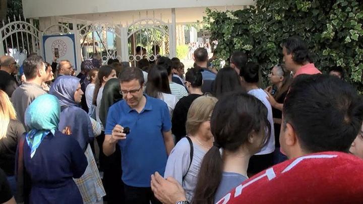 LGS yapılıyor: Anne ve babalar çocuklarını yalnız bırakmadı