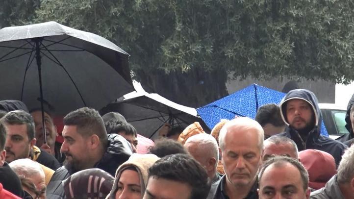 Mağaza açılışında indirimden yararlanmak isteyenler uzun kuyruklar oluşturdu