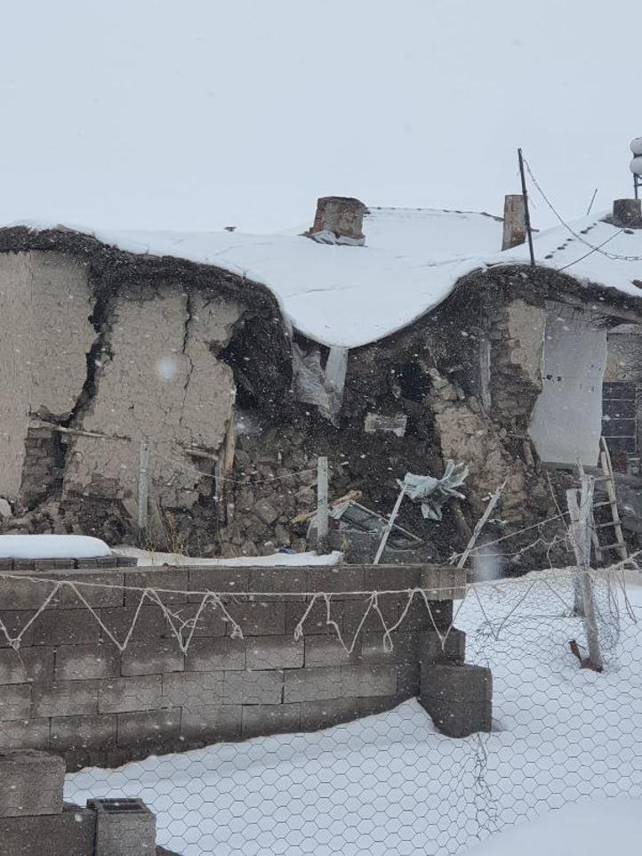 Kerpiç evin tavanı, üzerinde biriken kar nedeniyle çöktü