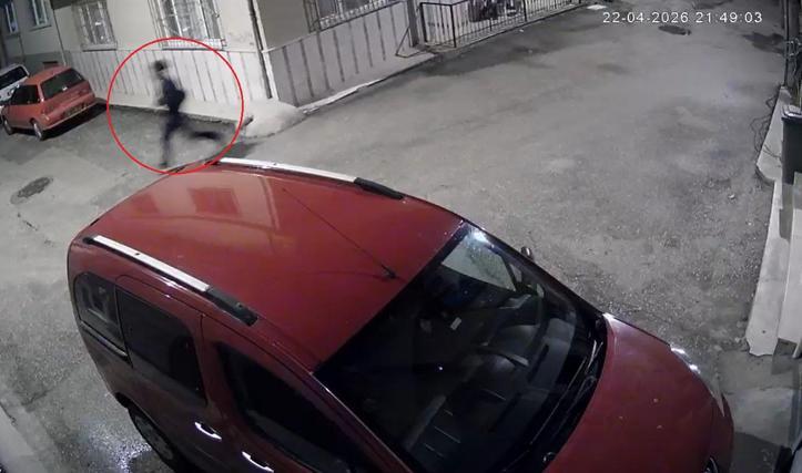 Kontak anahtarı üzerinde bırakılan kargo aracını çalan 2 şüpheli takiple yakalandı