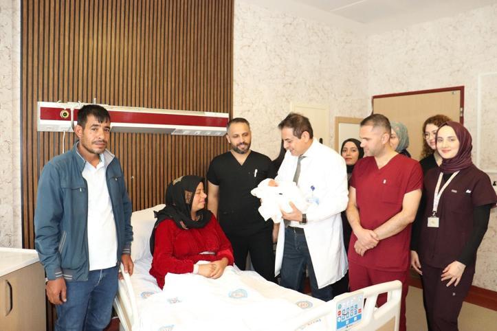 15 yıl sonra çocuk sahibi olan çift, bebeklerine doktorunun ismini verdi